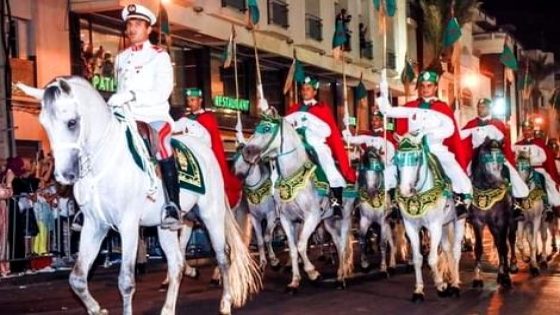 الحرس الملكي ينظم طواف المشاعل التقليدي بمدينة الحسيمة بمناسبة عيد الشباب