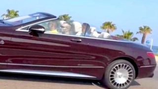 الملك يقود سيارته المكشوفة ويتجول رفقة ولي العهد بكورنيش الفنيدق