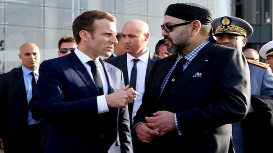 Moroccan King Mohammed VI (R) speaks with French President Emmanuel Macron (L) after inaugurating a high-speed line at Rabat train station on November 15, 2018. - French President Emmanuel Macron will visit Morocco on November 15 to take part in the inauguration of a high-speed railway line that boasts the fastest journey times in Africa or the Arab world. (Photo by CHRISTOPHE ARCHAMBAULT / POOL / AFP)