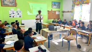 رجال الأمن في المؤسسات التعليمية ببني بوعياش للتحسيس بالاستعمال الآمن للأنترنيت