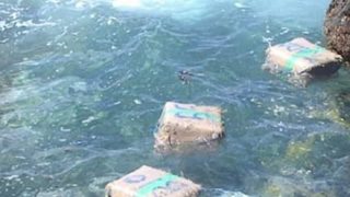 شاطئ “صباديا” و “الرمود” بالحسيمة يلفظ رزم الحشيش