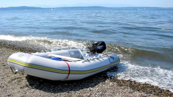 اكتشاف قارب مطاطي مجهز للهجرة السرية ضواحي الحسيمة