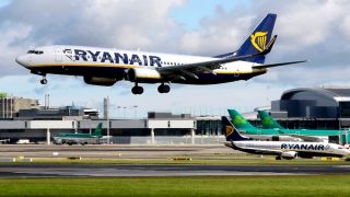 وزارة النقل تعاقب “رايان إير” بسبب البيع بالعملة الصعبة