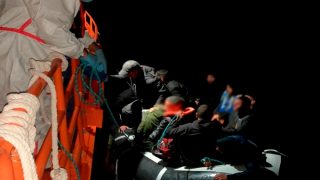 البحرية الاسبانية تعترض قاربا على متنه 16 مهاجرا أبحروا من الحسيمة