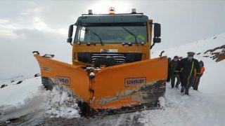 جهود متواصلة لإزاحة الثلوج وتأمين حركة السير ضواحي الحسيمة
