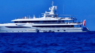 يخت سياحي ضخم يظهر قبالة شواطئ الحسيمة ويثير فضول السكان