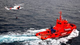 مروحيات وزوارق تبحث عن مفقود في مياه طريفة سقط من أعلى باخرة للمسافرين