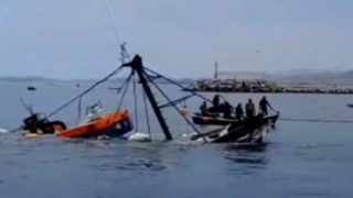 انتشال مركب صيد غارق بميناء الحسيمة