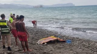 أمواج شاطئ “الطايث” تلفظ جثة يُرجَّح أنها تعود لمرشح للهجرة السرية