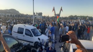 بحضور ناصر.. آلاف المشيعين يرافقون جثمان والد الزفزافي الى مثواه الأخير