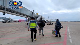 BARCELONA, 24/02/2025.- La Policía Nacional ha expulsado de España este mes de febrero a un ciudadano marroquí de 53 años que trabajaba de peluquero en Mataró (Barcelona) y que había estado en prisión por terrorismo, acusado de adoctrinar y captar en el interior de su negocio a combatientes para el Dáesh. Según ha informado este lunes el cuerpo policial, esta persona fue detenida junto con otro individuo en el año 2018 por la Guardia Civil, por formar parte de una célula salafista yihadista que operaba en Cataluña. EFE/ POLICIA NACIONAL/SOLO USO EDITORIAL/SOLO DISPONIBLE PARA ILUSTRAR LA NOTICIA QUE ACOMPAÑA (CRÉDITO OBLIGATORIO)