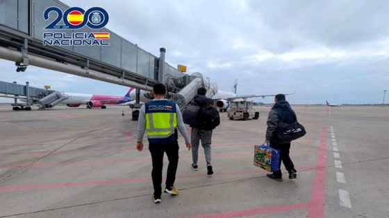 BARCELONA, 24/02/2025.- La Policía Nacional ha expulsado de España este mes de febrero a un ciudadano marroquí de 53 años que trabajaba de peluquero en Mataró (Barcelona) y que había estado en prisión por terrorismo, acusado de adoctrinar y captar en el interior de su negocio a combatientes para el Dáesh. Según ha informado este lunes el cuerpo policial, esta persona fue detenida junto con otro individuo en el año 2018 por la Guardia Civil, por formar parte de una célula salafista yihadista que operaba en Cataluña. EFE/ POLICIA NACIONAL/SOLO USO EDITORIAL/SOLO DISPONIBLE PARA ILUSTRAR LA NOTICIA QUE ACOMPAÑA (CRÉDITO OBLIGATORIO)