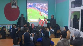 المدير الاقليمي للتعليم بالحسيمة يشارك فرحة تتويج المنتخب المغربي بكأس العرب مع تلاميذ القسم الداخلي بالرواضي