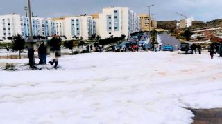 “التبروري” يُحوّل أحياء مدينة الحسيمة إلى فضاءات بيضاء