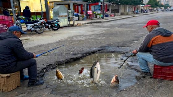 نشطاء يسخرون من وضعية شوارع إمزورن وسط صمت المجلس الجماعي