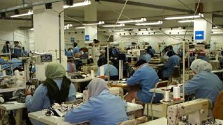 مرصد يطالب بالتحقيق في طرد عاملة خياطة بأجر هزيل بطنجة