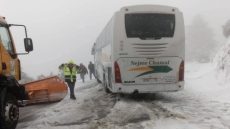 عزلة تامة تفصل الحسيمة عن أقاليم الجهة بسبب الفيضانات والثلوج