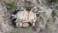 نجاة سائق من موت محقق بعد سقوط سيارته من منحدر يفوق 100 متر بشقران