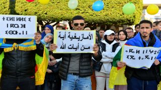 أعوان الأمازيغية بالإدارات العمومية ينتفضون ضد “هزالة الأجور” و”شركات المناولة”