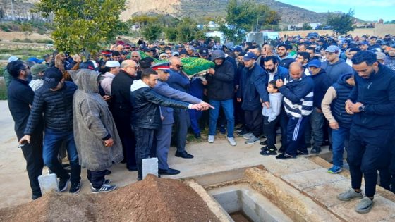 بعد ترخيص استثنائي.. المعتقل محمد الحاكي يلقي النظرة الأخيرة على والده